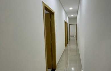 Imagem: A casa possui 3 Dormitórios, 2 Banheiros, 2 Vagas na garagem