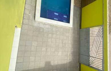 Imagem: A casa possui 3 Dormitórios, 2 Banheiros, 1 Vaga na garagem