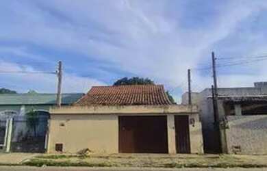 Imagem: A casa possui 2 Dormitórios, 1 Banheiro, 2 Vagas na garagem