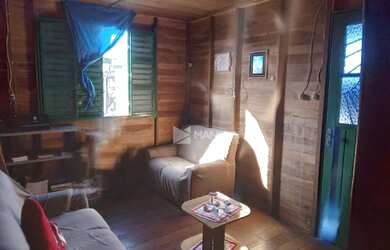 Imagem: A casa possui 1 Dormitório, 1 Banheiro, 1 Vaga na garagem