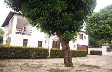 Imagem: A casa possui 4 Dormitórios, 2 Banheiros, 5 Vagas na garagem