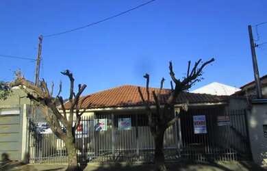 Imagem: A casa possui 3 Dormitórios, 2 Banheiros, 3 Vagas na garagem