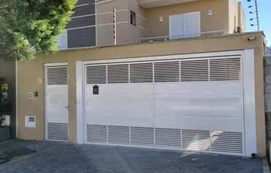 Imagem: A casa possui 3 Dormitórios, 4 Banheiros, 2 Vagas na garagem