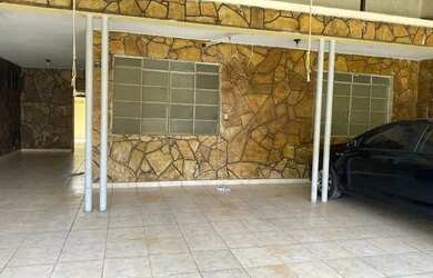 Imagem: A casa possui 2 Dormitórios, 1 Banheiro, 1 Vaga na garagem