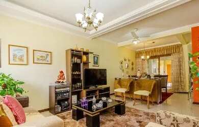 Imagem: A casa possui 3 Dormitórios, 3 Banheiros, 3 Vagas na garagem