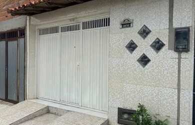 Imagem: A casa possui 2 Dormitórios, 1 Banheiro e 1 Vaga na garagem