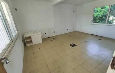 Imagem: A casa possui 4 Dormitórios, 4 Banheiros, 3 Vagas na garagem