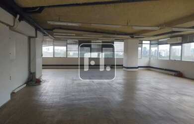 Imagem: O depósito possui 5 Vagas na garagem, 215m² de Área e está