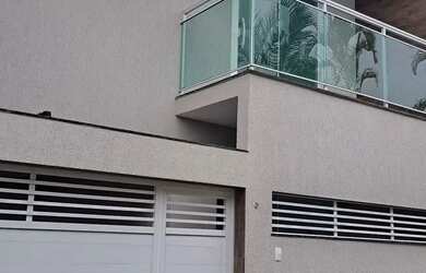 Imagem: A casa possui 3 Dormitórios, 3 Banheiros, 1 Vaga na garagem