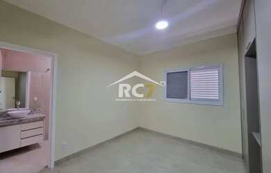 Imagem: A casa possui 4 Dormitórios, 4 Banheiros, 2 Vagas na garagem