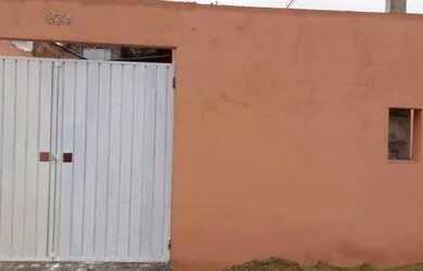 Imagem: A casa possui 3 Dormitórios, 1 Banheiro, 3 Vagas na garagem