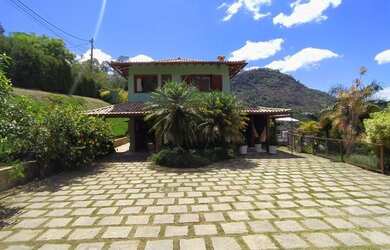 Imagem: A casa em condomínio à venda possui 4 Dormitórios, 3 Banheiros