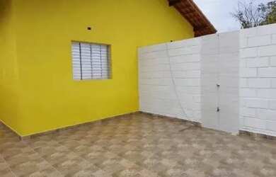 Imagem: A casa possui 3 Dormitórios, 2 Banheiros, 2 Vagas na garagem