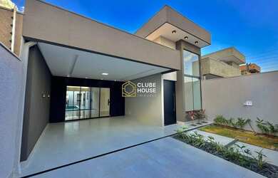 Imagem: A casa possui 3 Dormitórios, 2 Banheiros, 2 Vagas na garagem