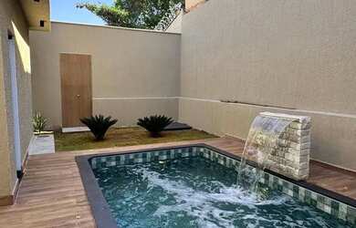 Imagem: A casa possui 3 Dormitórios, 4 Banheiros, 4 Vagas na garagem