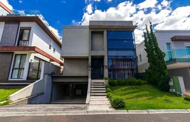 Imagem: A casa possui 3 Dormitórios, 4 Banheiros, 3 Vagas na garagem