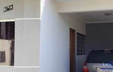 Imagem: A casa possui 2 Dormitórios, 2 Banheiros, 2 Vagas na garagem