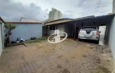 Imagem: A casa possui 3 Dormitórios, 3 Banheiros, 5 Vagas na garagem