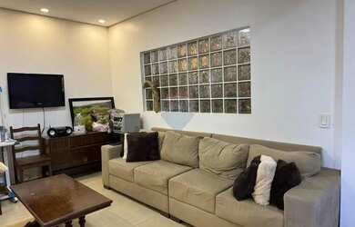 Imagem: A casa possui 3 Dormitórios, 3 Banheiros, 2 Vagas na garagem