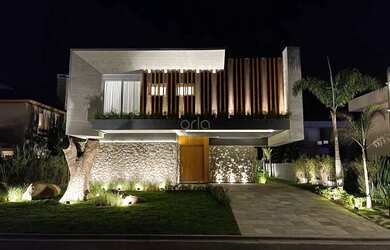 Imagem: A casa em condomínio possui 5 Dormitórios, 5 Banheiros, 4