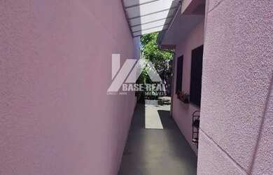 Imagem: A casa possui 3 Dormitórios, 1 Banheiro, 1 Vaga na garagem