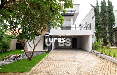 Imagem: A casa em condomínio possui 4 Dormitórios, 5 Banheiros, 4