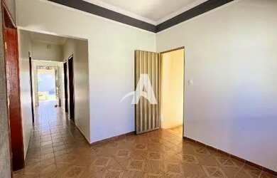 Imagem: A casa possui 3 Dormitórios, 1 Banheiro, 1 Vaga na garagem