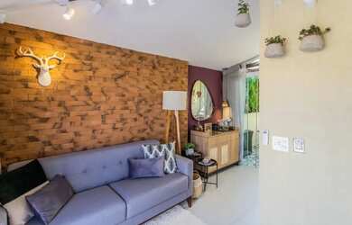 Imagem: A casa possui 2 Dormitórios, 2 Banheiros, 2 Vagas na garagem