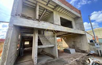 Imagem: A casa em condomínio possui 5 Dormitórios, 4 Banheiros, 4