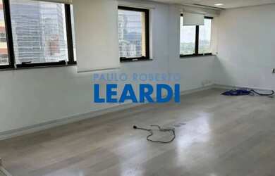 Imagem: O depósito possui 2 Vagas na garagem, 75m² de Área e está