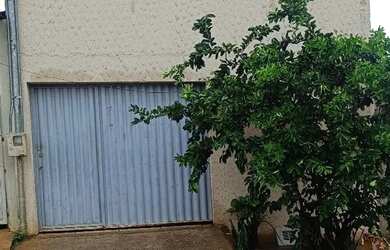 Imagem: A casa possui 2 Dormitórios, 1 Banheiro, 2 Vagas na garagem