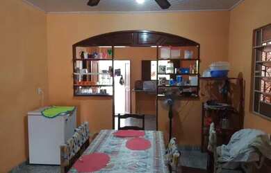 Imagem: A casa possui 3 Dormitórios, 1 Banheiro e está localizado