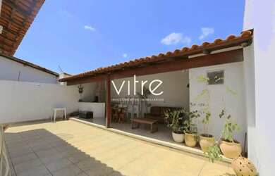 Imagem: A casa possui 3 Dormitórios, 3 Banheiros, 4 Vagas na garagem