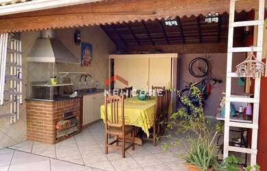 Imagem: A casa possui 4 Dormitórios, 3 Banheiros, 4 Vagas na garagem