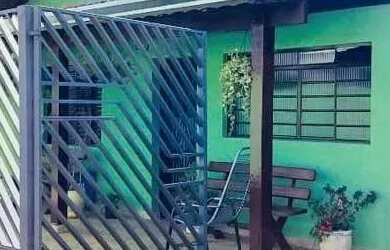 Imagem: A casa possui 2 Dormitórios, 1 Banheiro, 3 Vagas na garagem