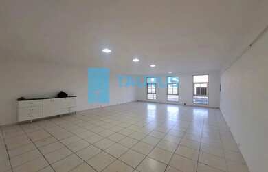 Imagem: O depósito possui 1 Vaga na garagem, 190m² de Área e está