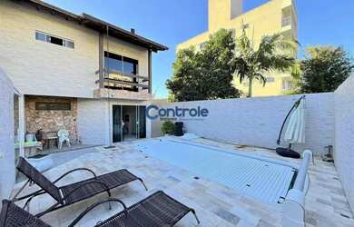 Imagem: A casa possui 3 Dormitórios, 4 Banheiros, 2 Vagas na garagem