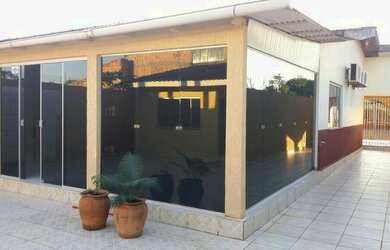 Imagem: A casa possui 3 Dormitórios, 3 Banheiros, 1 Vaga na garagem