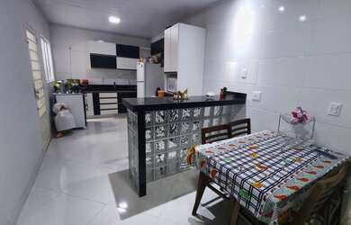 Imagem: A casa possui 3 Dormitórios, 2 Banheiros, 4 Vagas na garagem