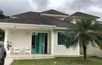 Imagem: A casa possui 2 Dormitórios, 3 Banheiros, 3 Vagas na garagem