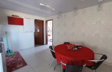 Imagem: A casa possui 4 Dormitórios, 2 Banheiros, 2 Vagas na garagem