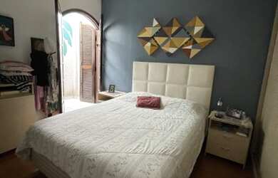 Imagem: A casa possui 4 Dormitórios, 3 Banheiros, 2 Vagas na garagem