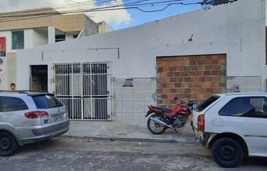 Imagem: A casa possui 3 Dormitórios, 3 Banheiros, 350m² de Área