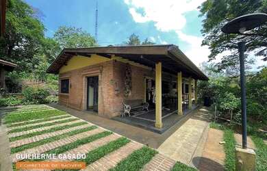 Imagem: A casa possui 3 Dormitórios, 5 Banheiros, 5 Vagas na garagem