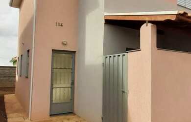 Imagem: A casa possui 2 Dormitórios, 2 Banheiros, 2 Vagas na garagem