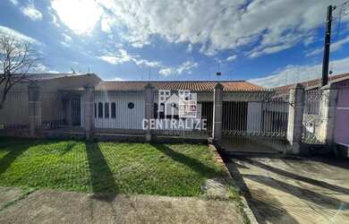 Imagem: A casa possui 3 Dormitórios, 2 Banheiros, 3 Vagas na garagem