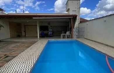 Imagem: A casa possui 4 Dormitórios, 3 Banheiros, 2 Vagas na garagem