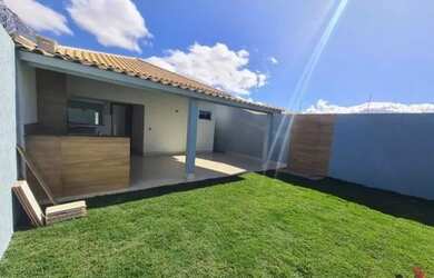 Imagem: A casa possui 3 Dormitórios, 2 Banheiros, 2 Vagas na garagem