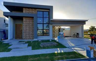 Imagem: A casa possui 3 Dormitórios, 2 Banheiros, 2 Vagas na garagem