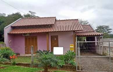 Imagem: A casa possui 3 Dormitórios, 2 Banheiros, 1 Vaga na garagem